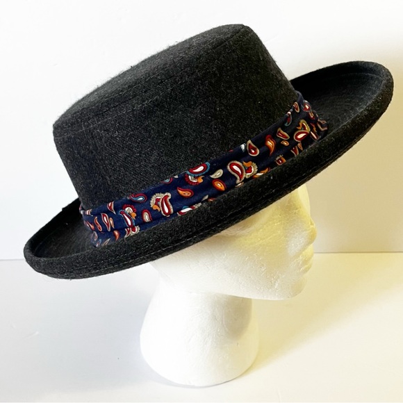 London Fog Mens Grey Pork Pie Hat Sz M 7 7.5 Blue Paisley Colorful Ribbon USA - Picture 1 of 8